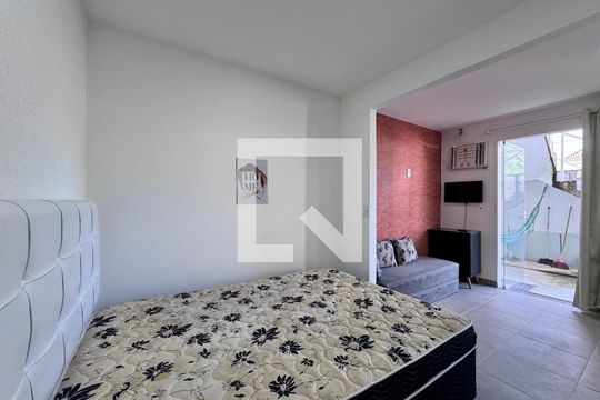 Sala/Quarto de casa de condomínio para alugar com 1 quarto, 30m² em Vargem Grande, Rio de Janeiro
