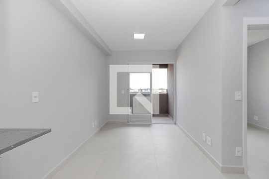Sala/Cozinha de apartamento à venda com 2 quartos, 37m² em Jardim São Luís, São Paulo