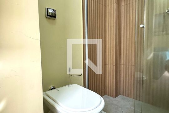 Banheiro de kitnet/studio à venda com 1 quarto, 30m² em Copacabana, Rio de Janeiro