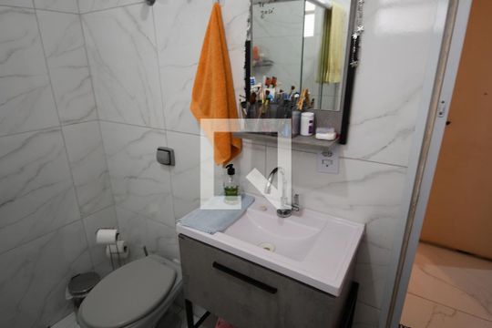 Banheiro de apartamento à venda com 1 quarto, 48m² em Centro, Campinas