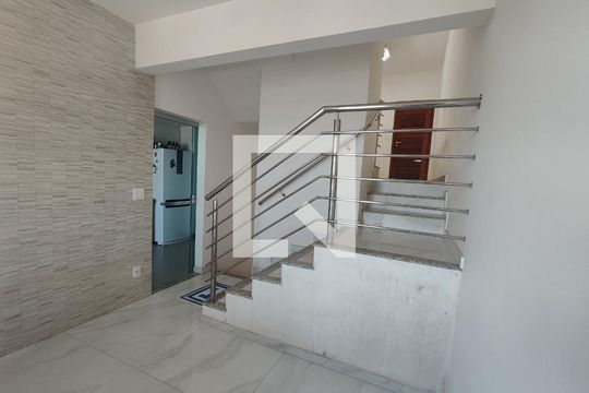 Escada de casa à venda com 3 quartos, 306m² em São Goncalo, Contagem