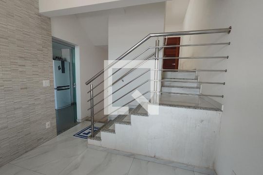 Escada de casa à venda com 3 quartos, 306m² em São Goncalo, Contagem