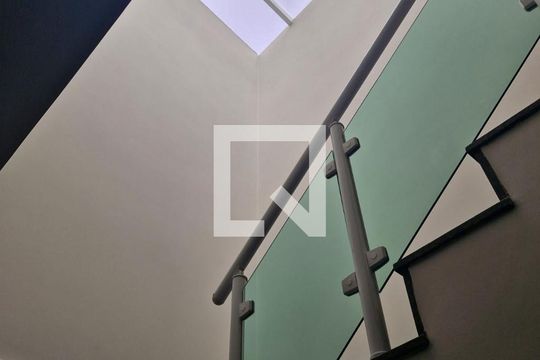 Escada de casa à venda com 2 quartos, 90m² em Vila Graciosa, São Paulo