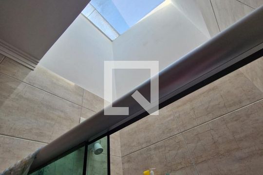 Escada de casa à venda com 2 quartos, 90m² em Vila Graciosa, São Paulo