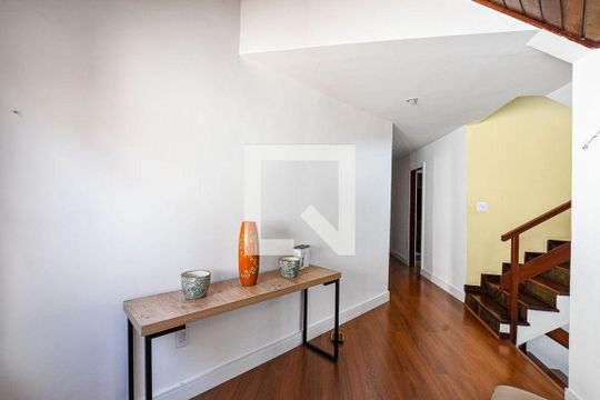 Casa à venda com 4 quartos, 450m² em Matapaca, Niterói