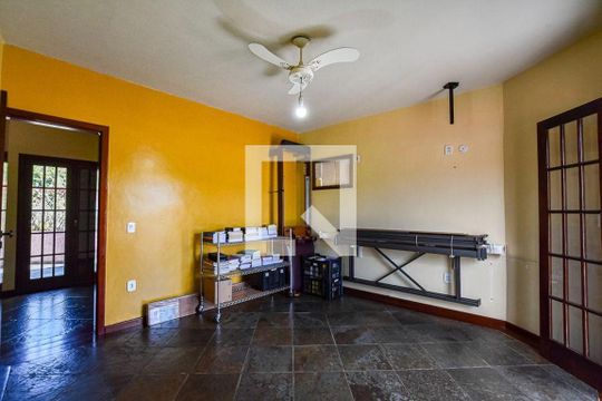 Casa à venda com 4 quartos, 450m² em Matapaca, Niterói
