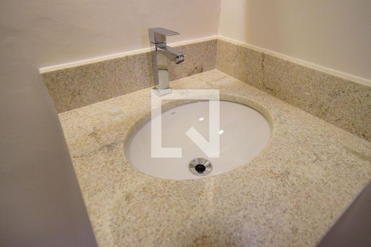 Banheiro  de kitnet/studio para alugar com 1 quarto, 28m² em Independência, Porto Alegre