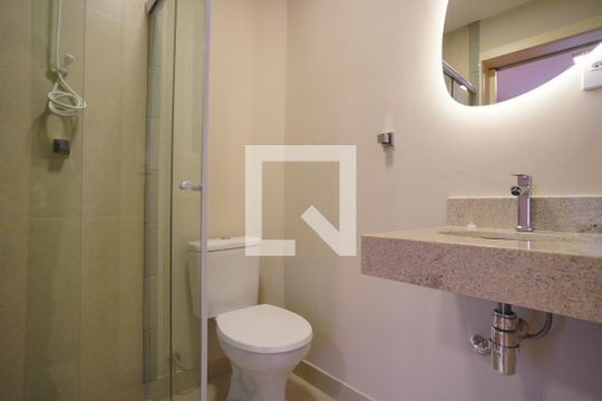 Banheiro  de kitnet/studio para alugar com 1 quarto, 28m² em Independência, Porto Alegre