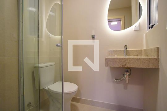 Banheiro  de kitnet/studio para alugar com 1 quarto, 28m² em Independência, Porto Alegre
