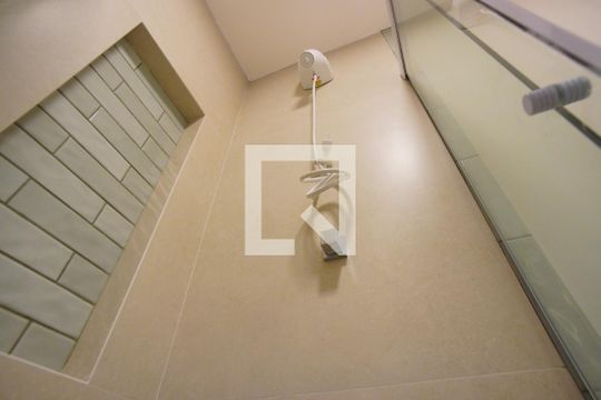 Banheiro  de kitnet/studio para alugar com 1 quarto, 28m² em Independência, Porto Alegre