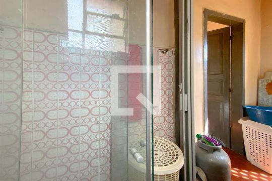 Edícula - Banheiro  de casa à venda com 4 quartos, 400m² em Sagrada Família, Belo Horizonte