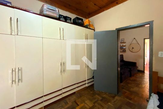 Edícula - Quarto de casa à venda com 4 quartos, 400m² em Sagrada Família, Belo Horizonte
