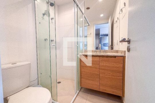 Banheiro de kitnet/studio para alugar com 1 quarto, 23m² em Vila Mariana, São Paulo