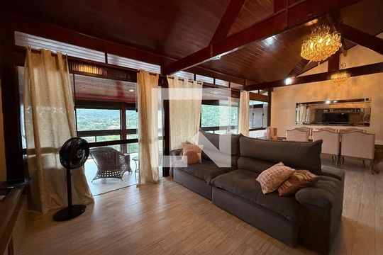 Casa à venda com 4 quartos, 450m² em Maravista, Niterói