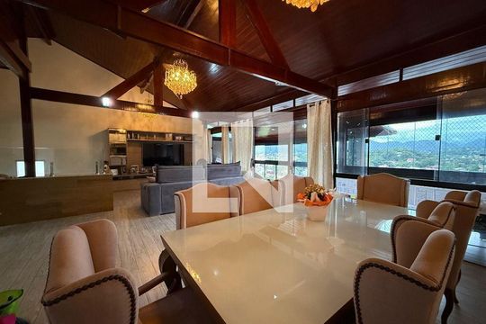 Casa à venda com 4 quartos, 450m² em Maravista, Niterói