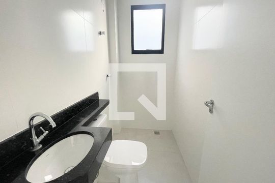 Banheiro social de apartamento à venda com 2 quartos, 69m² em Jardim Atlântico, Belo Horizonte