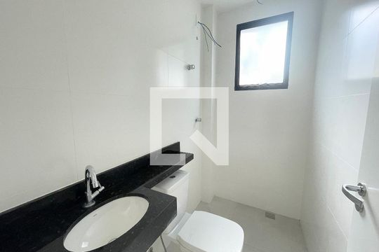 Banheiro social de apartamento à venda com 2 quartos, 86m² em Jardim Atlântico, Belo Horizonte