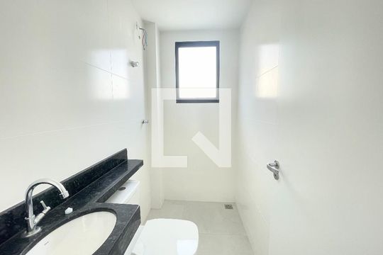 Banheiro social de apartamento à venda com 2 quartos, 48m² em Jardim Atlântico, Belo Horizonte