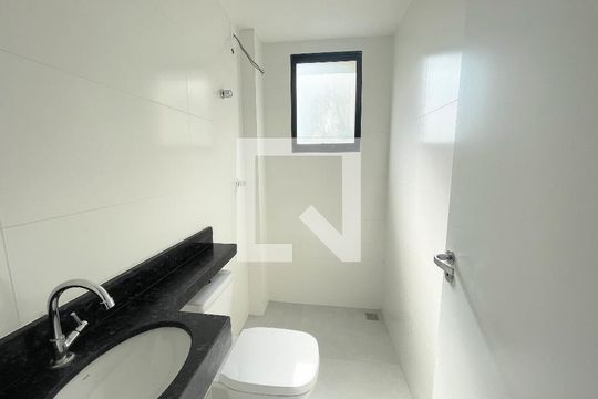 Banheiro social de apartamento à venda com 2 quartos, 49m² em Jardim Atlântico, Belo Horizonte