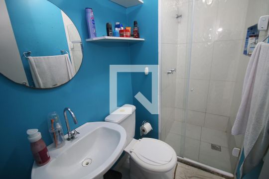 Banheiro de apartamento para alugar com 2 quartos, 45m² em Parada de Lucas, Rio de Janeiro