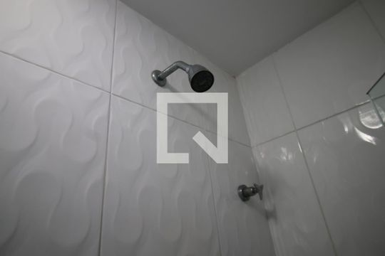 Banheiro de apartamento para alugar com 2 quartos, 45m² em Parada de Lucas, Rio de Janeiro