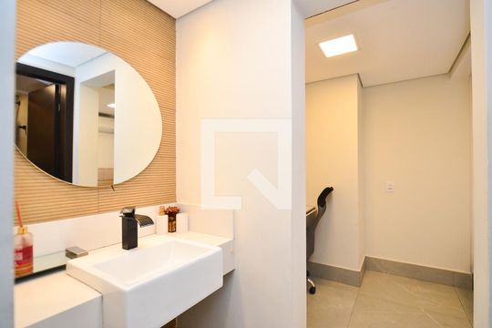 Banheiro social 2 de casa à venda com 6 quartos, 420m² em Santo Antônio, Belo Horizonte