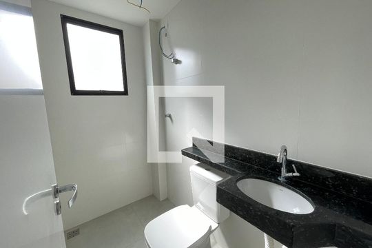 Banheiro social de apartamento à venda com 2 quartos, 48m² em Jardim Atlântico, Belo Horizonte