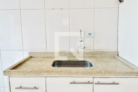 Cozinha de apartamento para alugar com 2 quartos, 51m² em Rio Cotia, Cotia