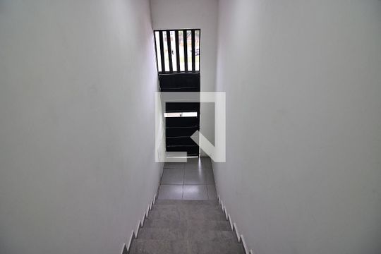 Escadas de apartamento para alugar com 1 quarto, 40m² em Ferrazópolis, São Bernardo do Campo