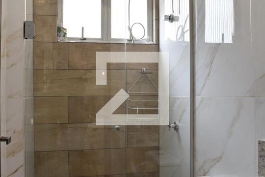 Banheiro de kitnet/studio para alugar com 1 quarto, 20m² em Centro, Curitiba