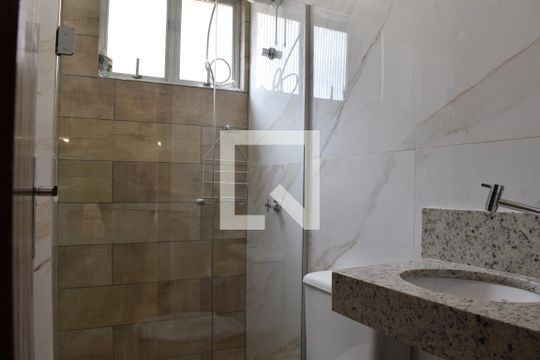 Banheiro de kitnet/studio para alugar com 1 quarto, 20m² em Centro, Curitiba