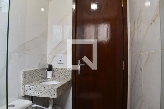 Banheiro de kitnet/studio para alugar com 1 quarto, 20m² em Centro, Curitiba
