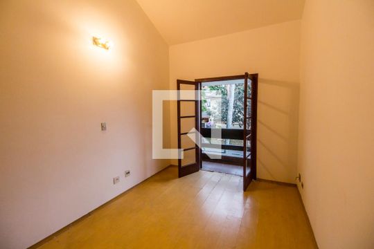 Quarto 1 de casa de condomínio para alugar com 3 quartos, 300m² em Alphaville, Santana de Parnaíba