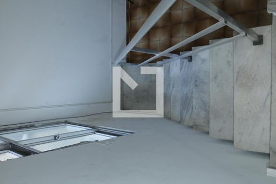 Escada de apartamento para alugar com 2 quartos, 85m² em Centro, Nova Iguaçu