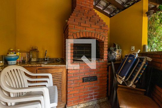 Quintal de casa à venda com 4 quartos, 189m² em Vila Madalena, São Paulo