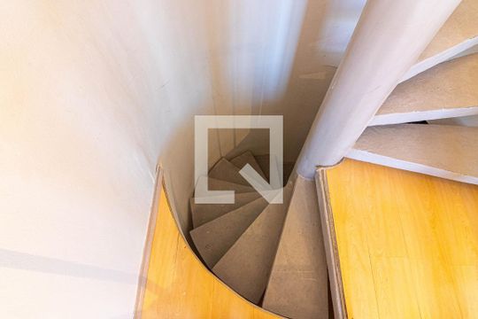 Escadas - Piso Inferior de apartamento para alugar com 2 quartos, 124m² em Moema, São Paulo