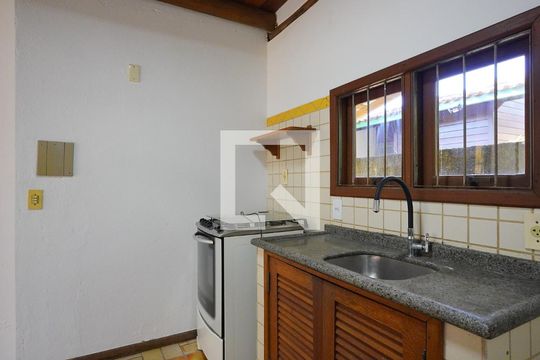Cozinha de casa para alugar com 1 quarto, 54m² em Rio Tavares, Florianópolis
