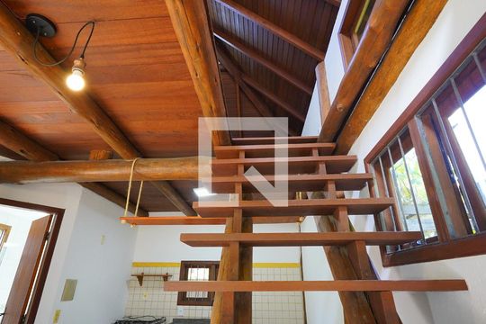 Escada de casa para alugar com 1 quarto, 54m² em Rio Tavares, Florianópolis