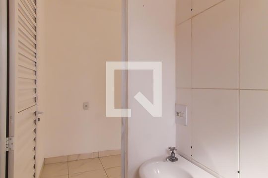 Banheiro de kitnet/studio para alugar com 1 quarto, 15m² em Liberdade, São Paulo