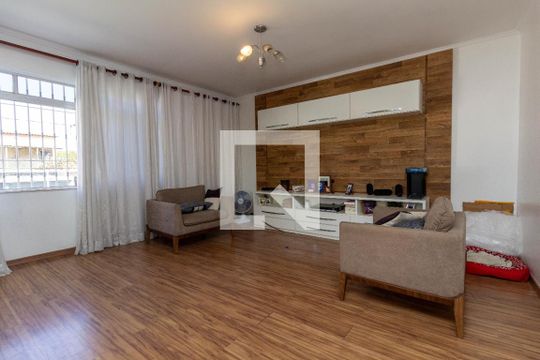 Casa para alugar com 4 quartos, 250m² em Vila Nhocuné, São Paulo