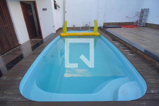 Área externa de casa à venda com 4 quartos, 200m² em Feitoria, São Leopoldo
