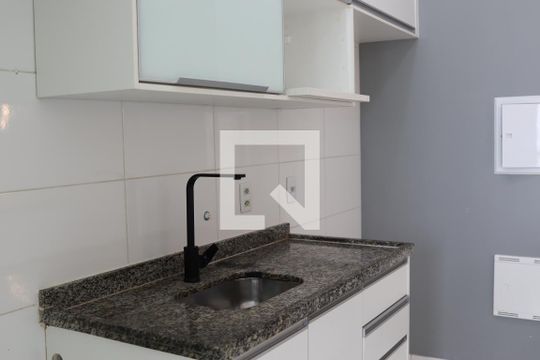 Cozinha de apartamento para alugar com 2 quartos, 68m² em Jardim Tupanci, Barueri