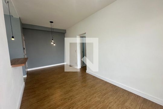 Sala de apartamento para alugar com 2 quartos, 68m² em Jardim Tupanci, Barueri