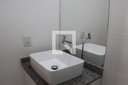 Banheiro Social de apartamento para alugar com 2 quartos, 68m² em Jardim Tupanci, Barueri