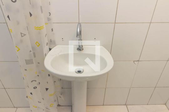 Banheiro de kitnet/studio para alugar com 1 quarto, 28m² em República, São Paulo