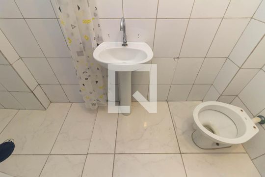Banheiro de kitnet/studio para alugar com 1 quarto, 28m² em República, São Paulo