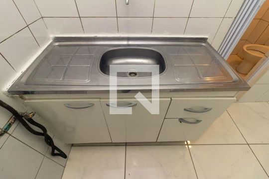 Cozinha de kitnet/studio para alugar com 1 quarto, 28m² em República, São Paulo