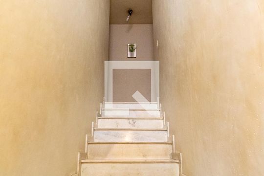 Escada de casa à venda com 3 quartos, 130m² em Parque Jabaquara, São Paulo