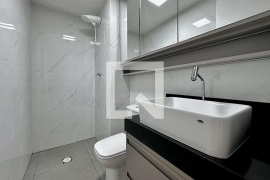 Banheiro de apartamento para alugar com 2 quartos, 42m² em Campo Belo, São Paulo