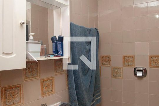Banheiro de kitnet/studio à venda com 1 quarto, 30m² em Centro Histórico, Porto Alegre